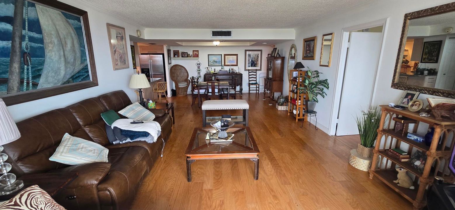 For Sale: $329,000 (2 beds, 2 baths, 1170 Square Feet)