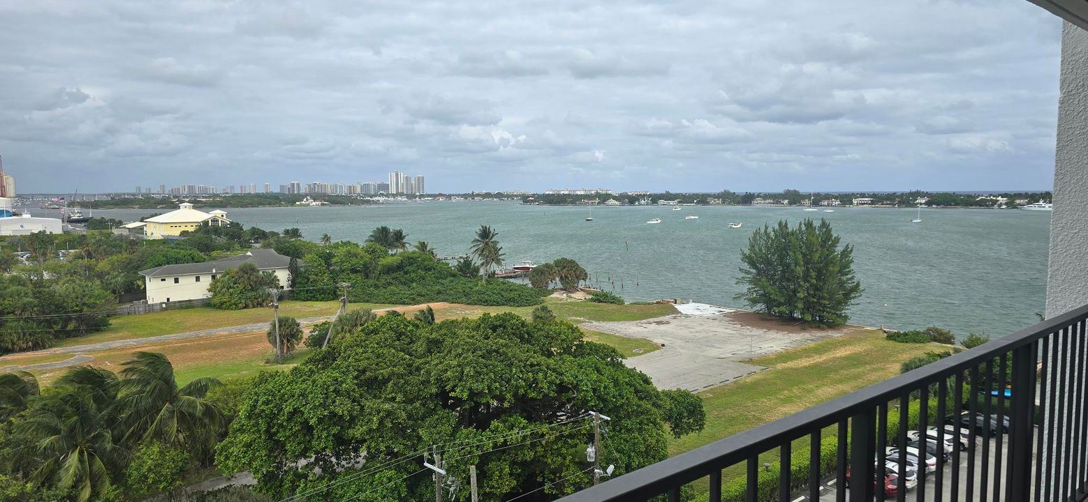 For Sale: $329,000 (2 beds, 2 baths, 1170 Square Feet)