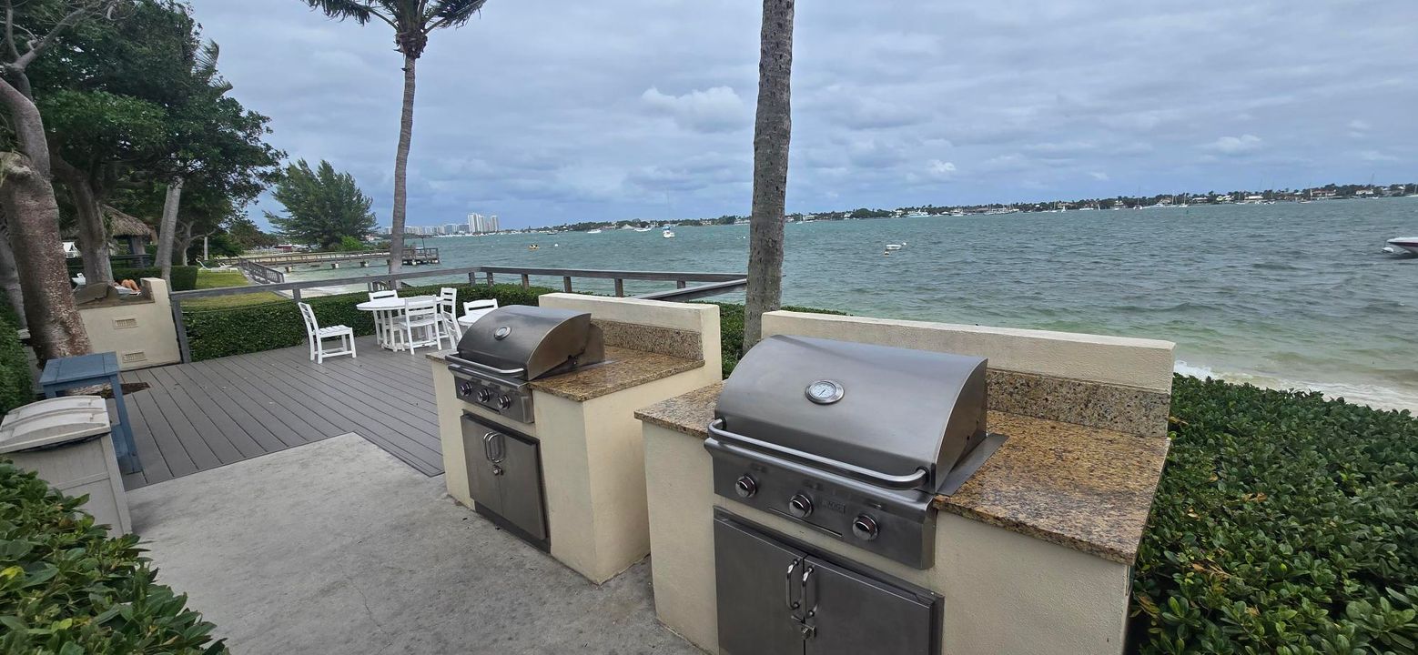 For Sale: $329,000 (2 beds, 2 baths, 1170 Square Feet)