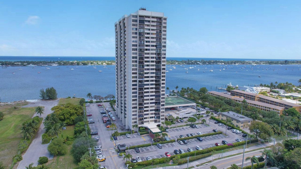 For Sale: $329,000 (2 beds, 2 baths, 1170 Square Feet)