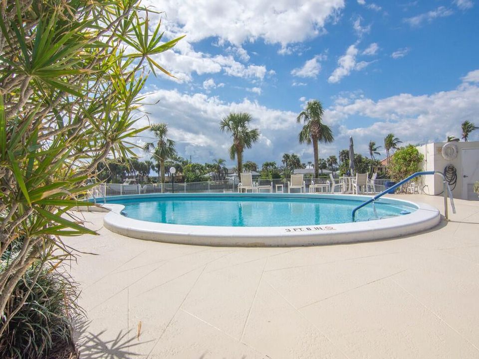 Activo con contrato: $435,000 (2 camas, 2 baños, 1600 Pies cuadrados)