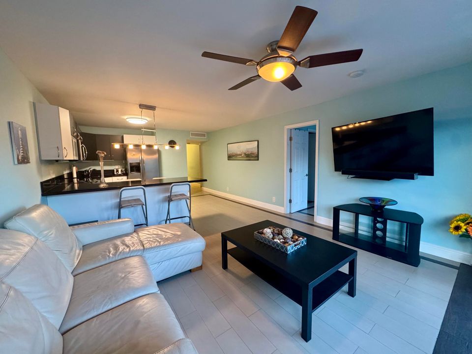 For Rent: $3,000 (2 beds, 2 baths, 1100 Square Feet)