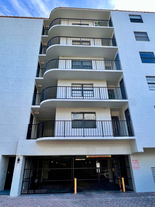 For Rent: $3,000 (2 beds, 2 baths, 1100 Square Feet)