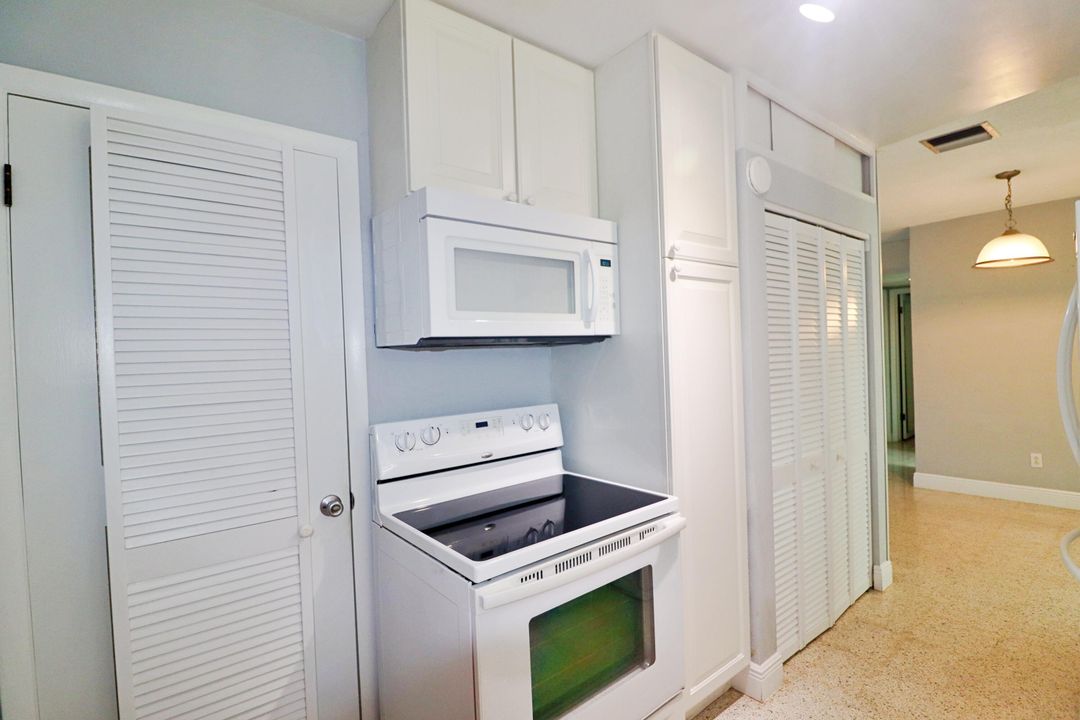 For Sale: $295,000 (2 beds, 1 baths, 808 Square Feet)