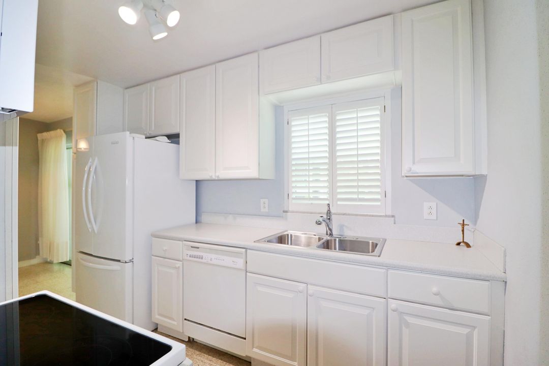 For Sale: $295,000 (2 beds, 1 baths, 808 Square Feet)