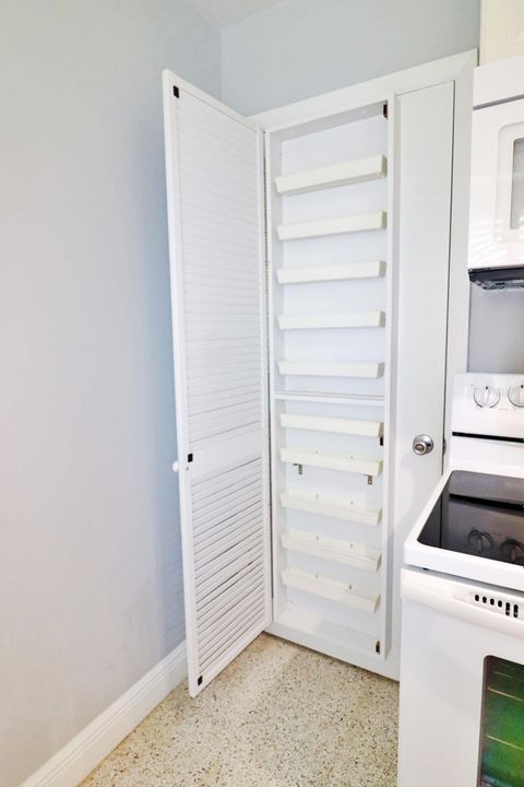 For Sale: $295,000 (2 beds, 1 baths, 808 Square Feet)