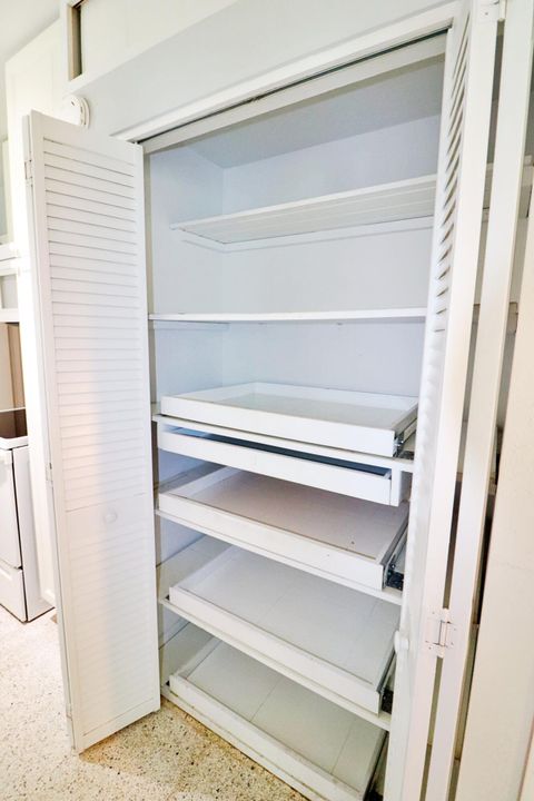 For Sale: $295,000 (2 beds, 1 baths, 808 Square Feet)