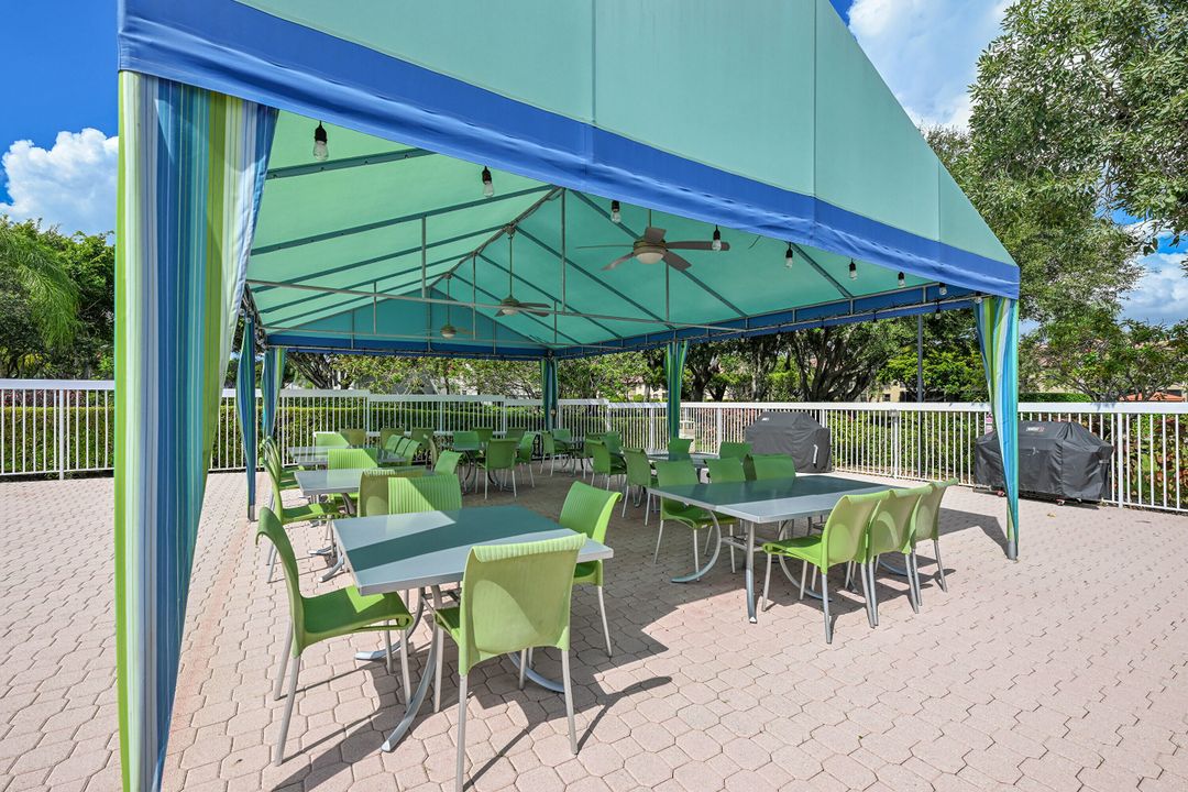 На продажу: $259,900 (3 спален, 2 ванн, 1801 Квадратных фут)