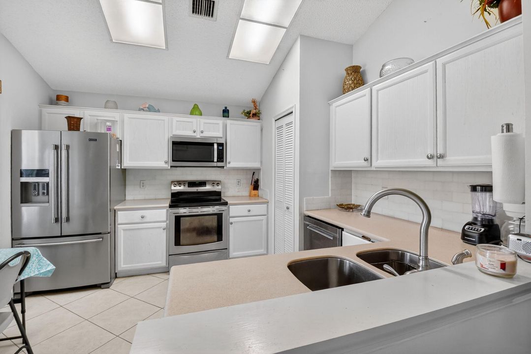 For Sale: $416,000 (3 beds, 2 baths, 1221 Square Feet)