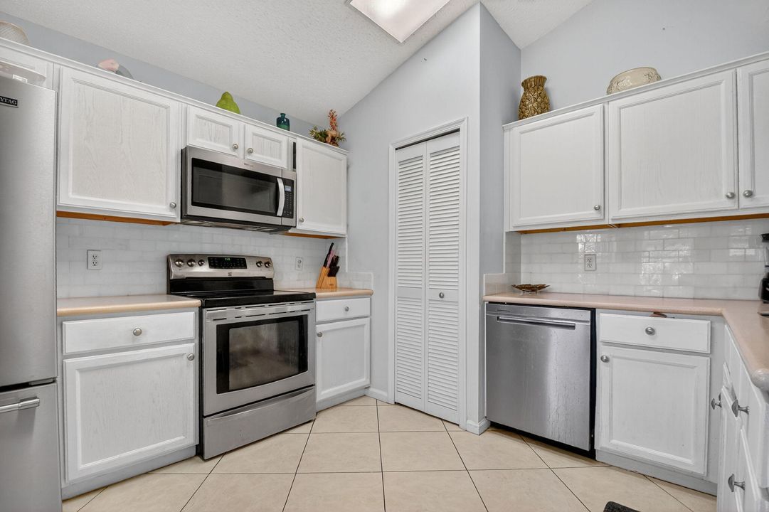 For Sale: $416,000 (3 beds, 2 baths, 1221 Square Feet)