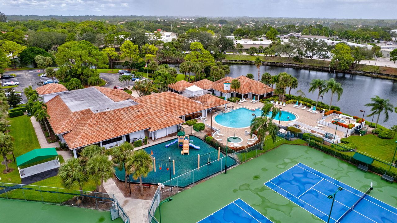 For Sale: $416,000 (3 beds, 2 baths, 1221 Square Feet)