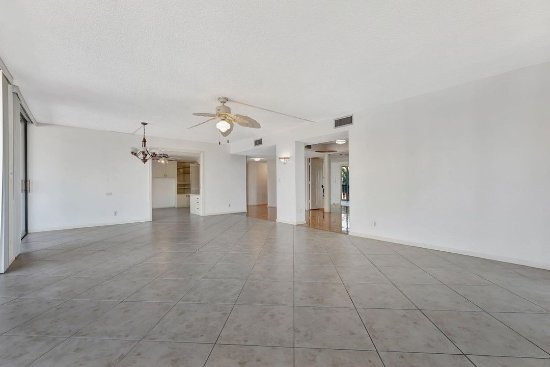 Activo con contrato: $379,900 (3 camas, 2 baños, 1730 Pies cuadrados)