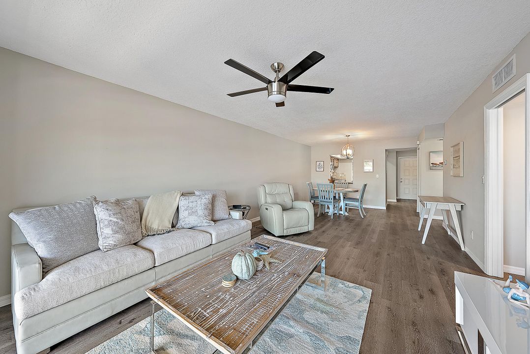 На продажу: $425,000 (2 спален, 2 ванн, 1084 Квадратных фут)