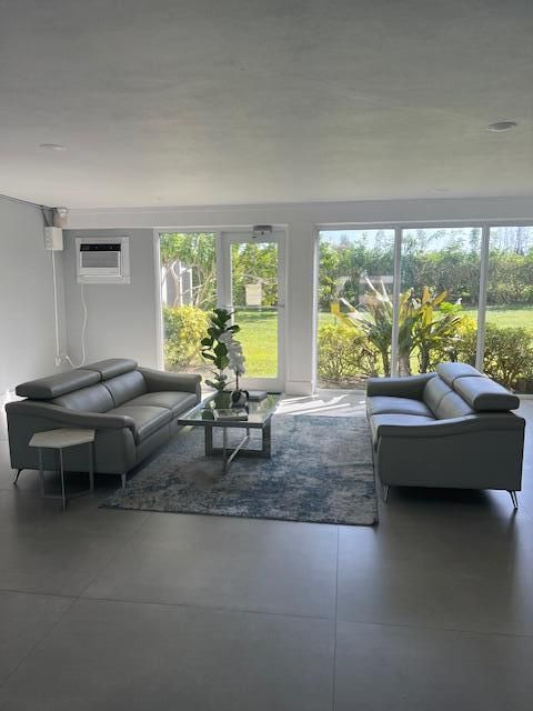 合同活跃: $2,500 (2 贝兹, 2 浴室, 1200 平方英尺)