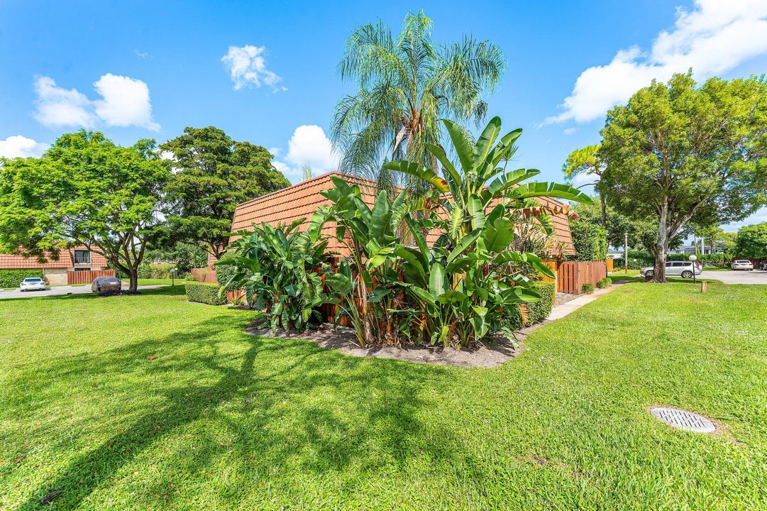 For Sale: $399,000 (2 beds, 2 baths, 1230 Square Feet)