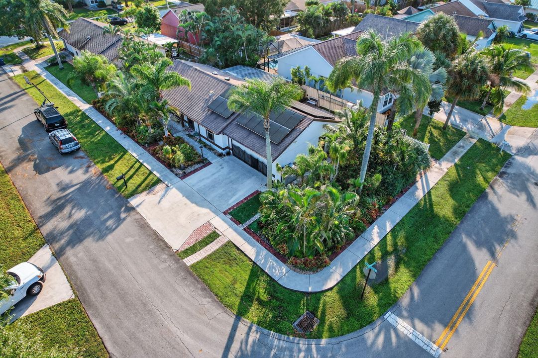 For Sale: $499,000 (2 beds, 2 baths, 1220 Square Feet)