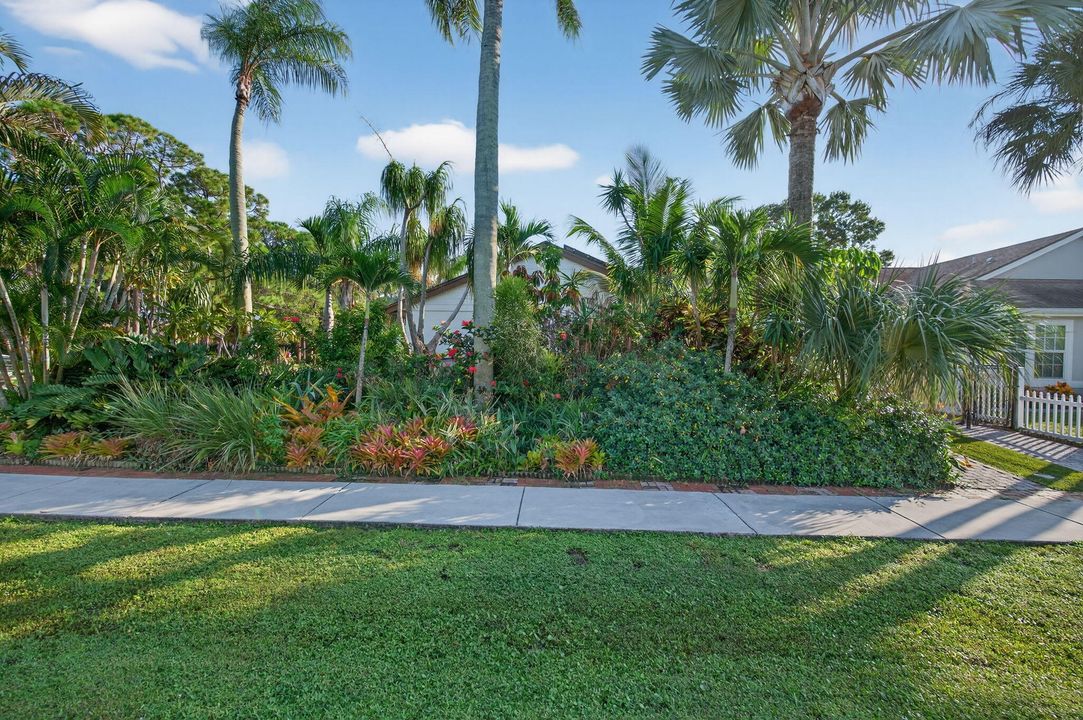 For Sale: $499,000 (2 beds, 2 baths, 1220 Square Feet)