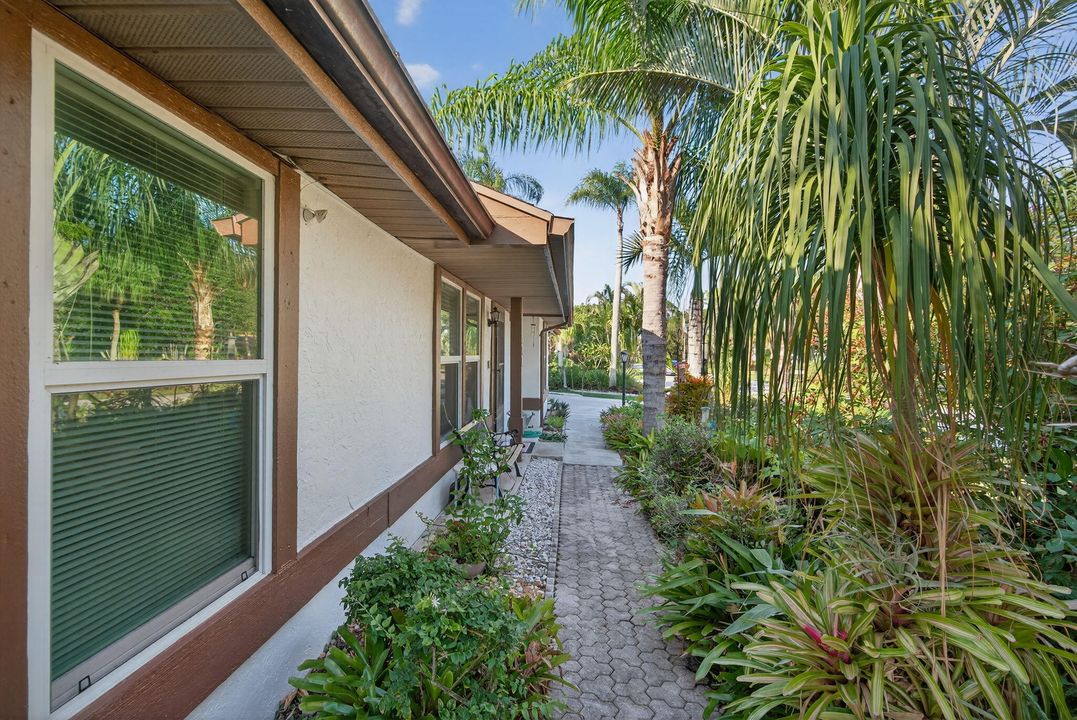 For Sale: $499,000 (2 beds, 2 baths, 1220 Square Feet)