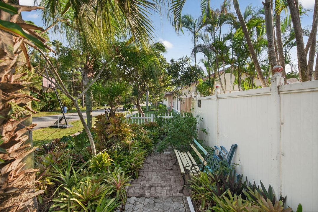 For Sale: $499,000 (2 beds, 2 baths, 1220 Square Feet)