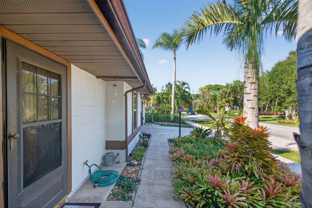 For Sale: $499,000 (2 beds, 2 baths, 1220 Square Feet)