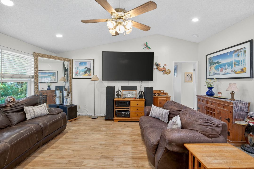 For Sale: $499,000 (2 beds, 2 baths, 1220 Square Feet)