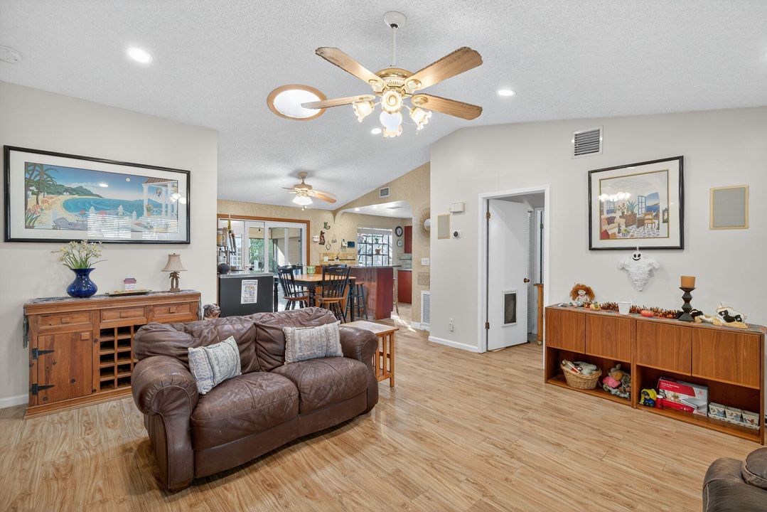 For Sale: $499,000 (2 beds, 2 baths, 1220 Square Feet)