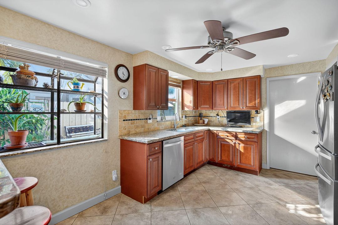 For Sale: $499,000 (2 beds, 2 baths, 1220 Square Feet)