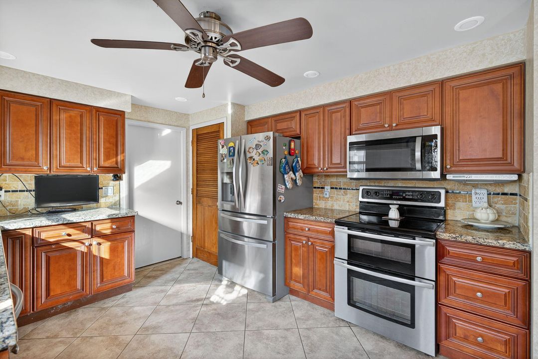 For Sale: $499,000 (2 beds, 2 baths, 1220 Square Feet)