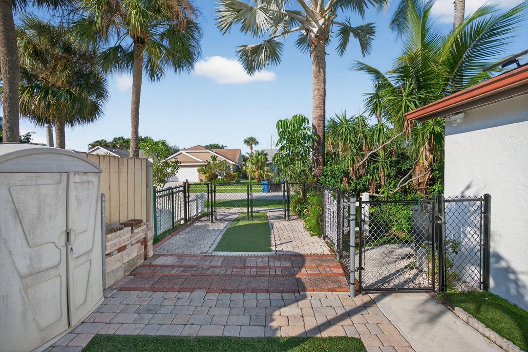 For Sale: $499,000 (2 beds, 2 baths, 1220 Square Feet)