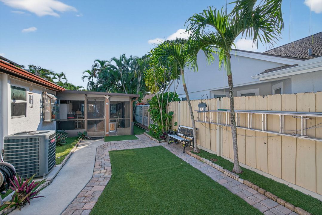 For Sale: $499,000 (2 beds, 2 baths, 1220 Square Feet)