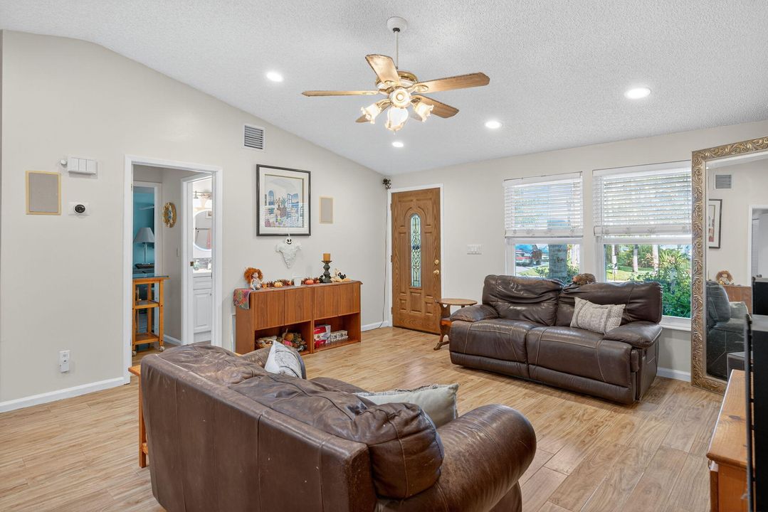 For Sale: $499,000 (2 beds, 2 baths, 1220 Square Feet)