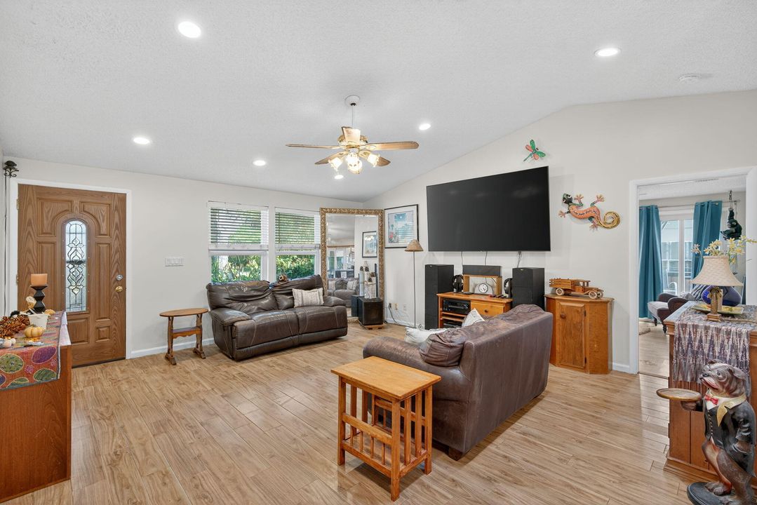 For Sale: $499,000 (2 beds, 2 baths, 1220 Square Feet)