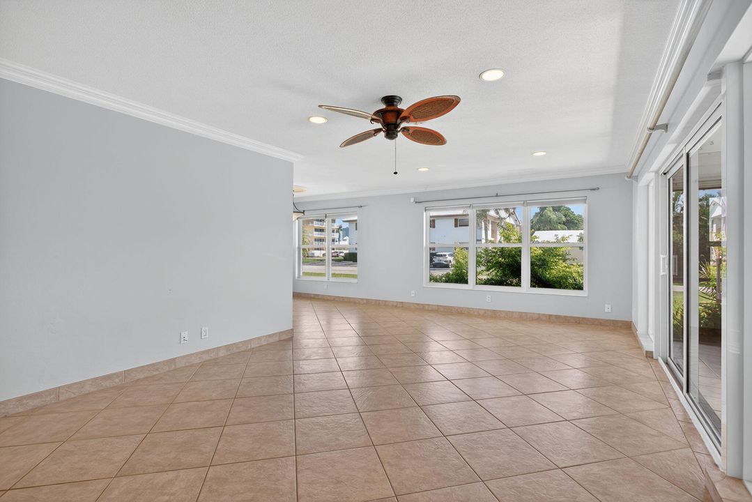 合同活跃: $3,000 (2 贝兹, 2 浴室, 1100 平方英尺)