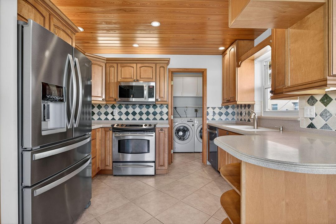 合同活跃: $3,000 (2 贝兹, 2 浴室, 1100 平方英尺)