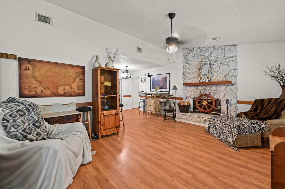 For Sale: $673,000 (5 beds, 3 baths, 2500 Square Feet)