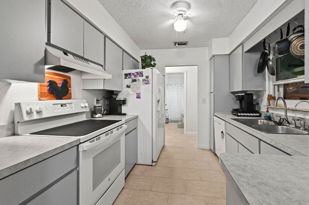 For Sale: $673,000 (5 beds, 3 baths, 2500 Square Feet)