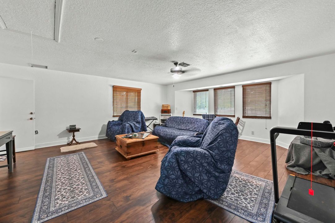 For Sale: $673,000 (5 beds, 3 baths, 2500 Square Feet)