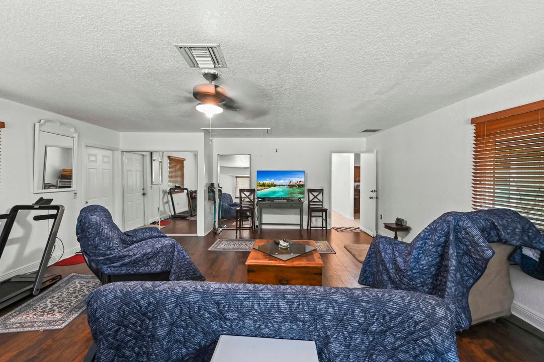 For Sale: $673,000 (5 beds, 3 baths, 2500 Square Feet)