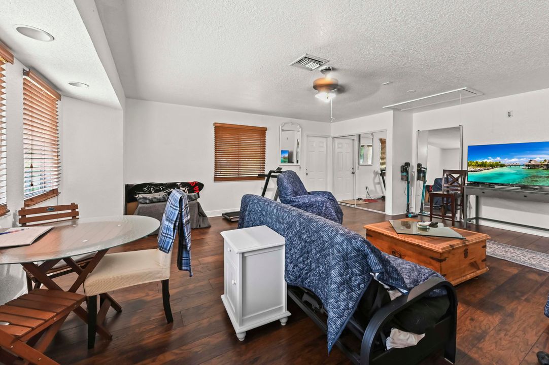 For Sale: $673,000 (5 beds, 3 baths, 2500 Square Feet)