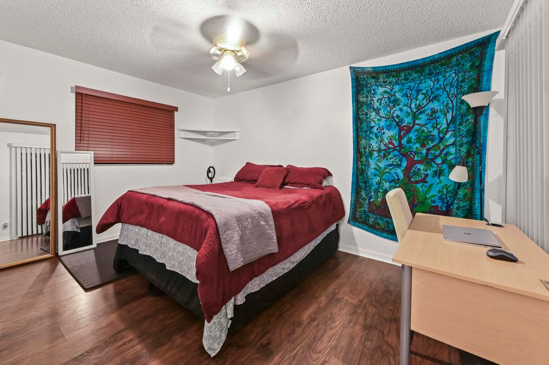 For Sale: $673,000 (5 beds, 3 baths, 2500 Square Feet)