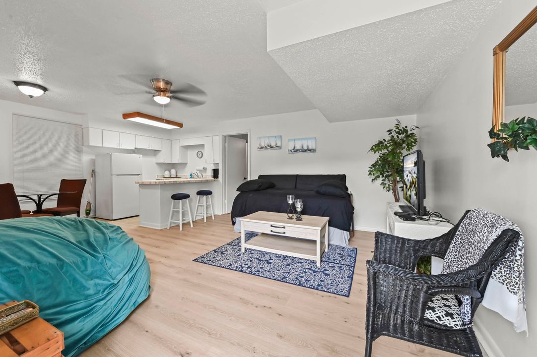 For Sale: $673,000 (5 beds, 3 baths, 2500 Square Feet)