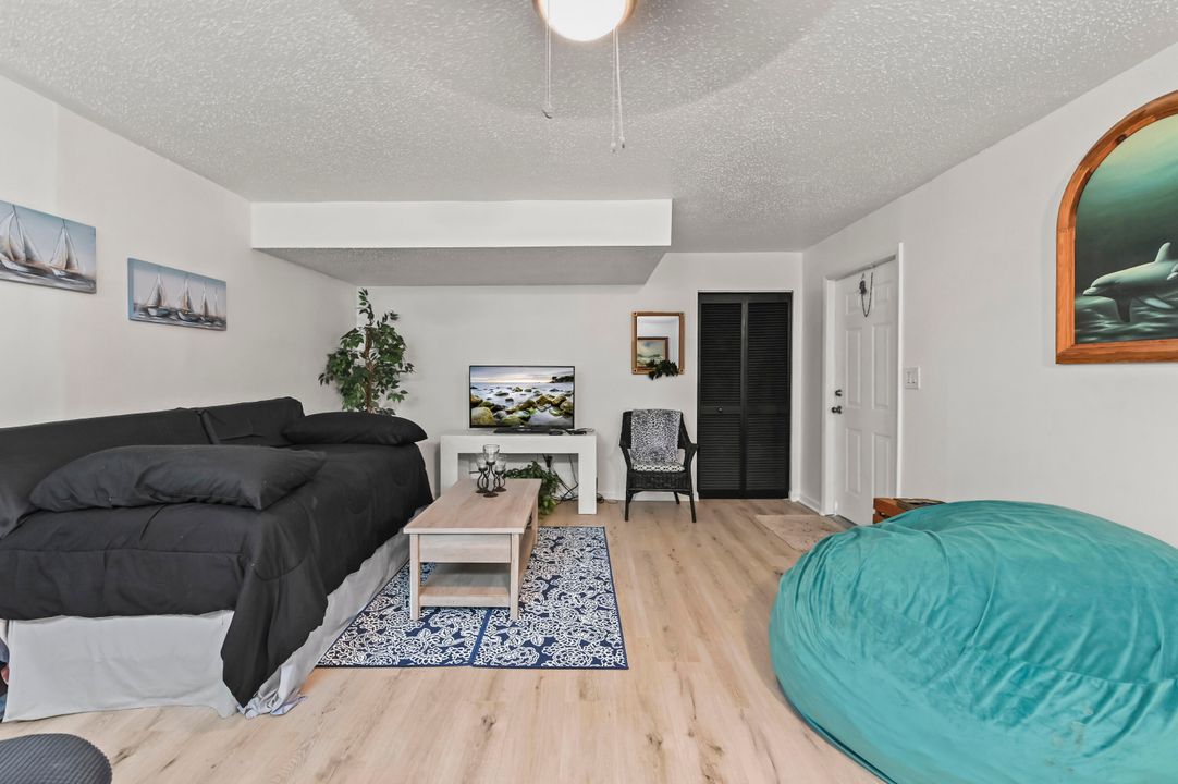 For Sale: $673,000 (5 beds, 3 baths, 2500 Square Feet)