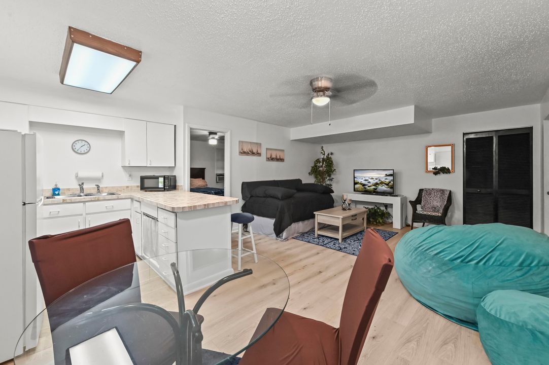 For Sale: $673,000 (5 beds, 3 baths, 2500 Square Feet)