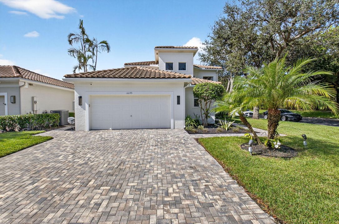 Под контрактом: $1,195,000 (4 спален, 3 ванн, 3081 Квадратных фут)