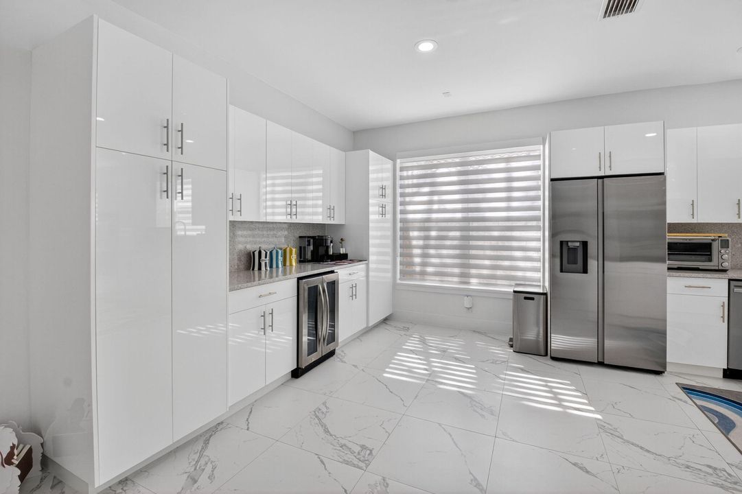 Под контрактом: $1,195,000 (4 спален, 3 ванн, 3081 Квадратных фут)