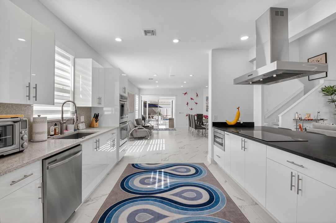 Под контрактом: $1,195,000 (4 спален, 3 ванн, 3081 Квадратных фут)