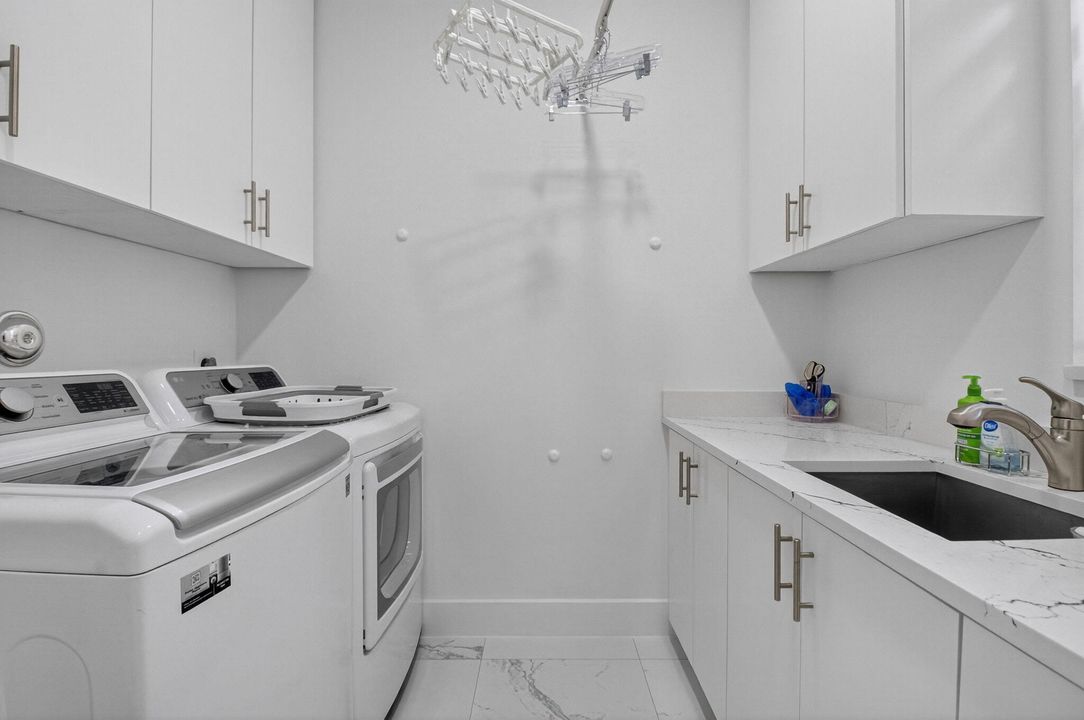 Под контрактом: $1,195,000 (4 спален, 3 ванн, 3081 Квадратных фут)