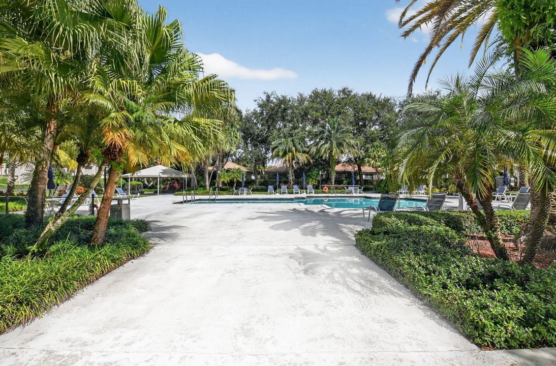 Под контрактом: $1,195,000 (4 спален, 3 ванн, 3081 Квадратных фут)