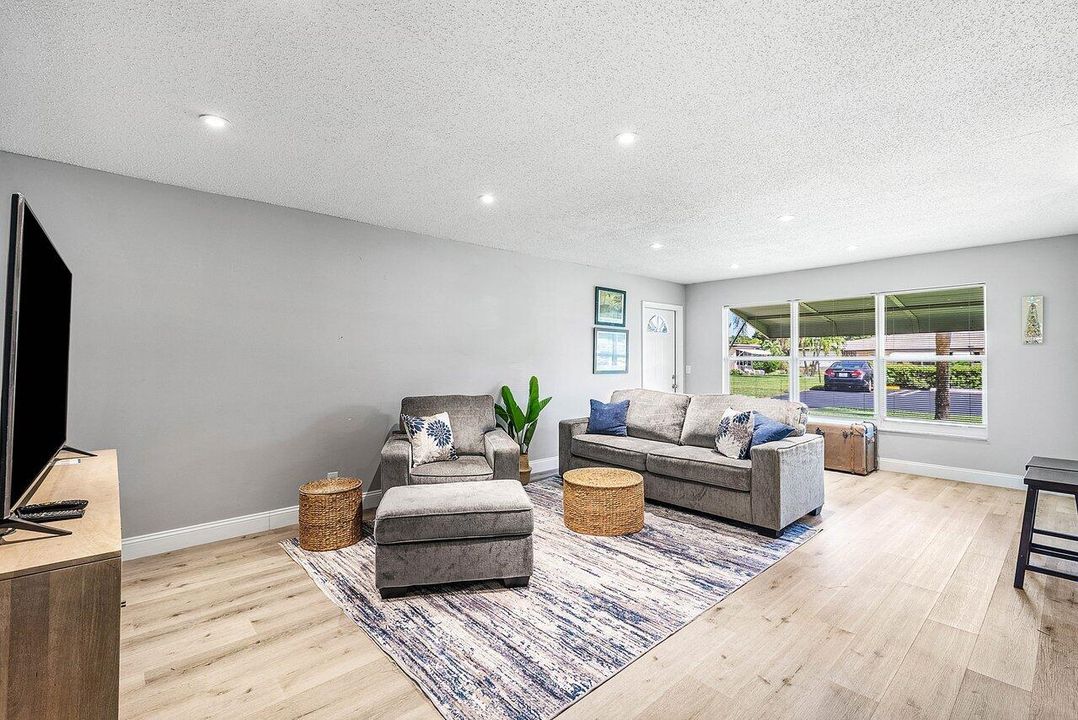 待售: $165,000 (1 贝兹, 1 浴室, 994 平方英尺)