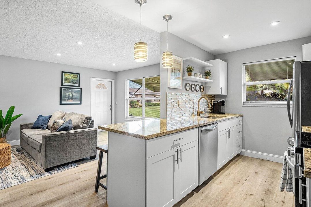 待售: $165,000 (1 贝兹, 1 浴室, 994 平方英尺)